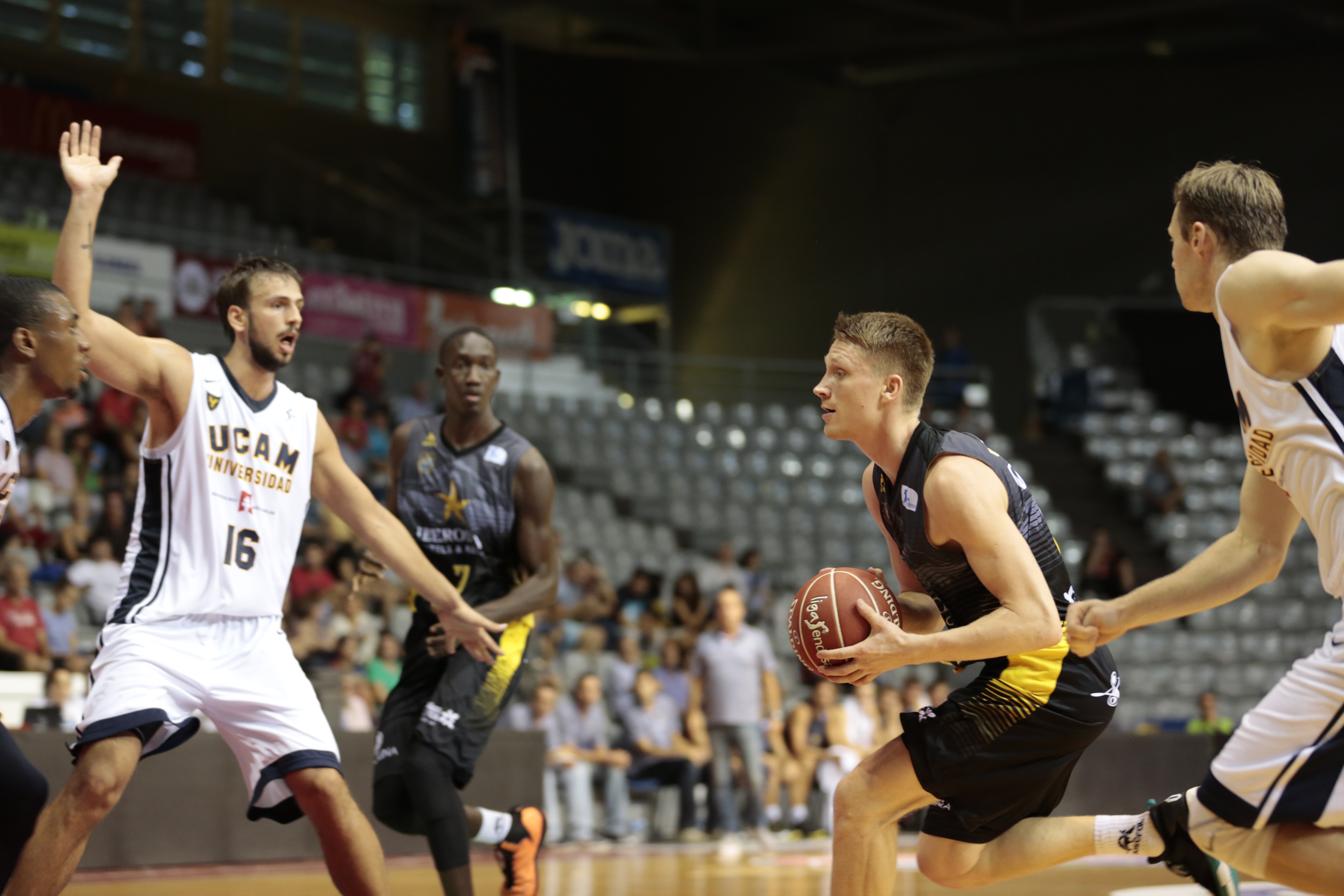 Marius Grigonis intenta entrar hacia la canasta pimentonera / Javi Enjuanes