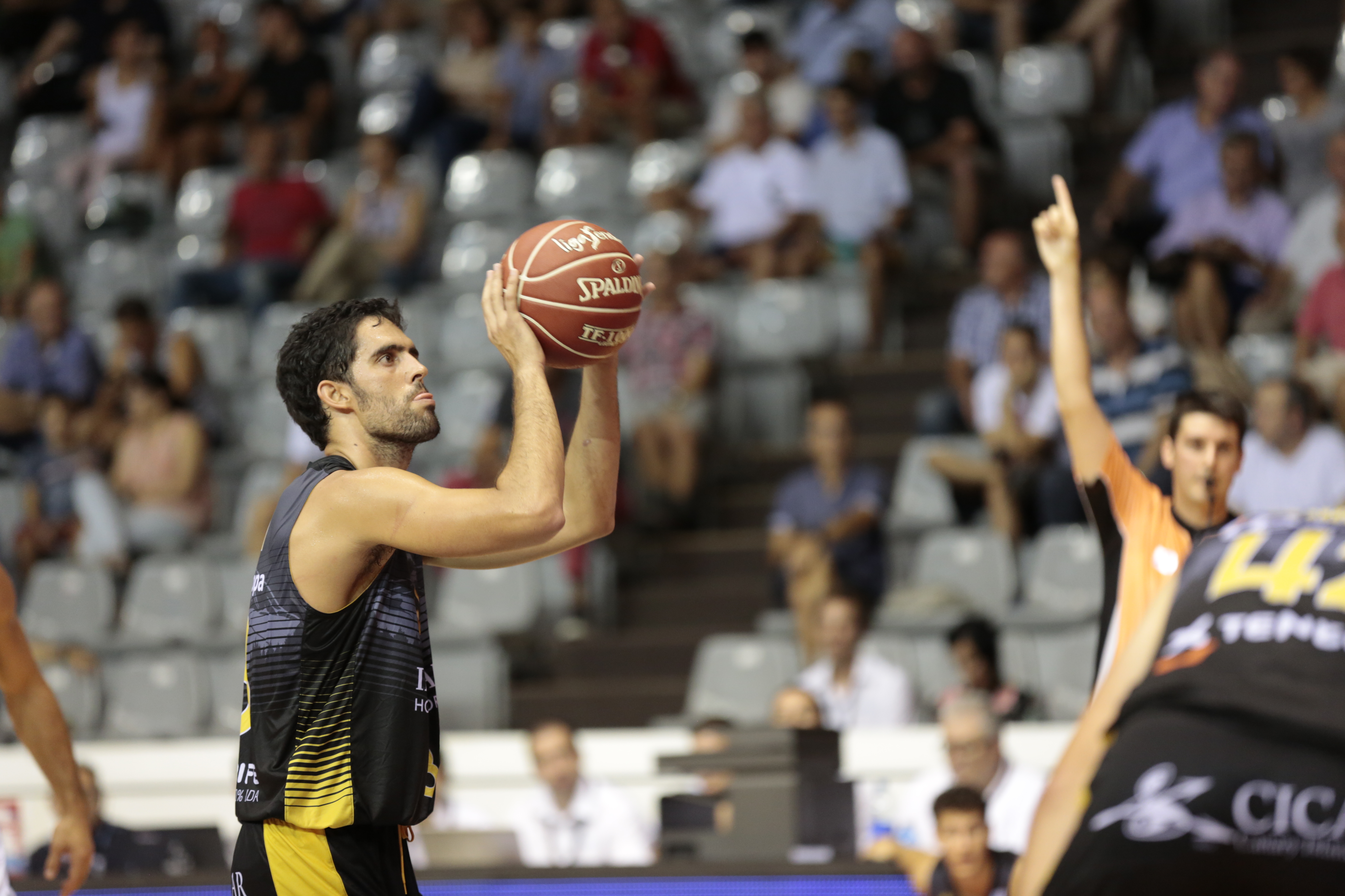 Javi Beirán lanza un tiro libre