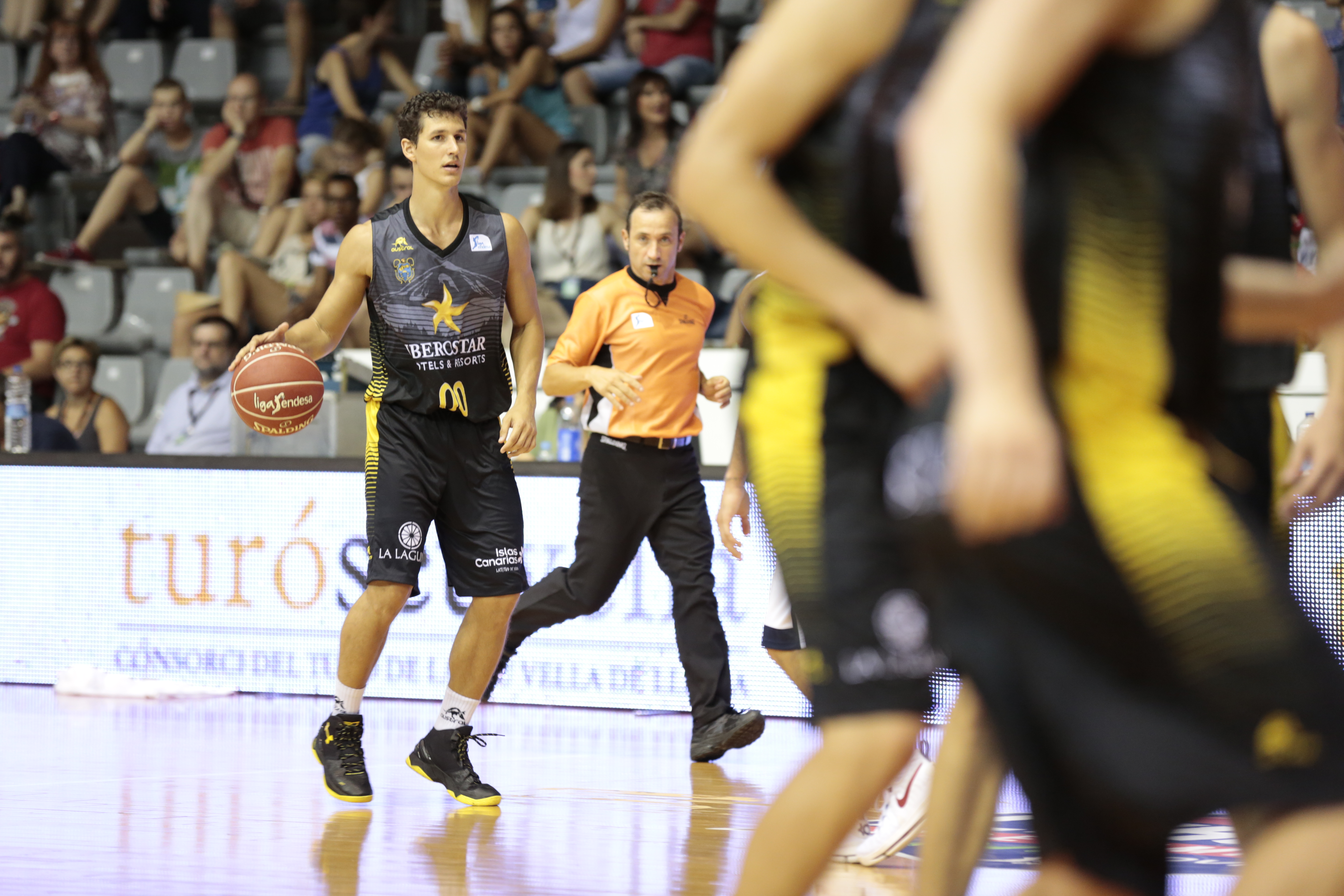 Rodrigo San Miguel dirigiendo el juego aurinegro