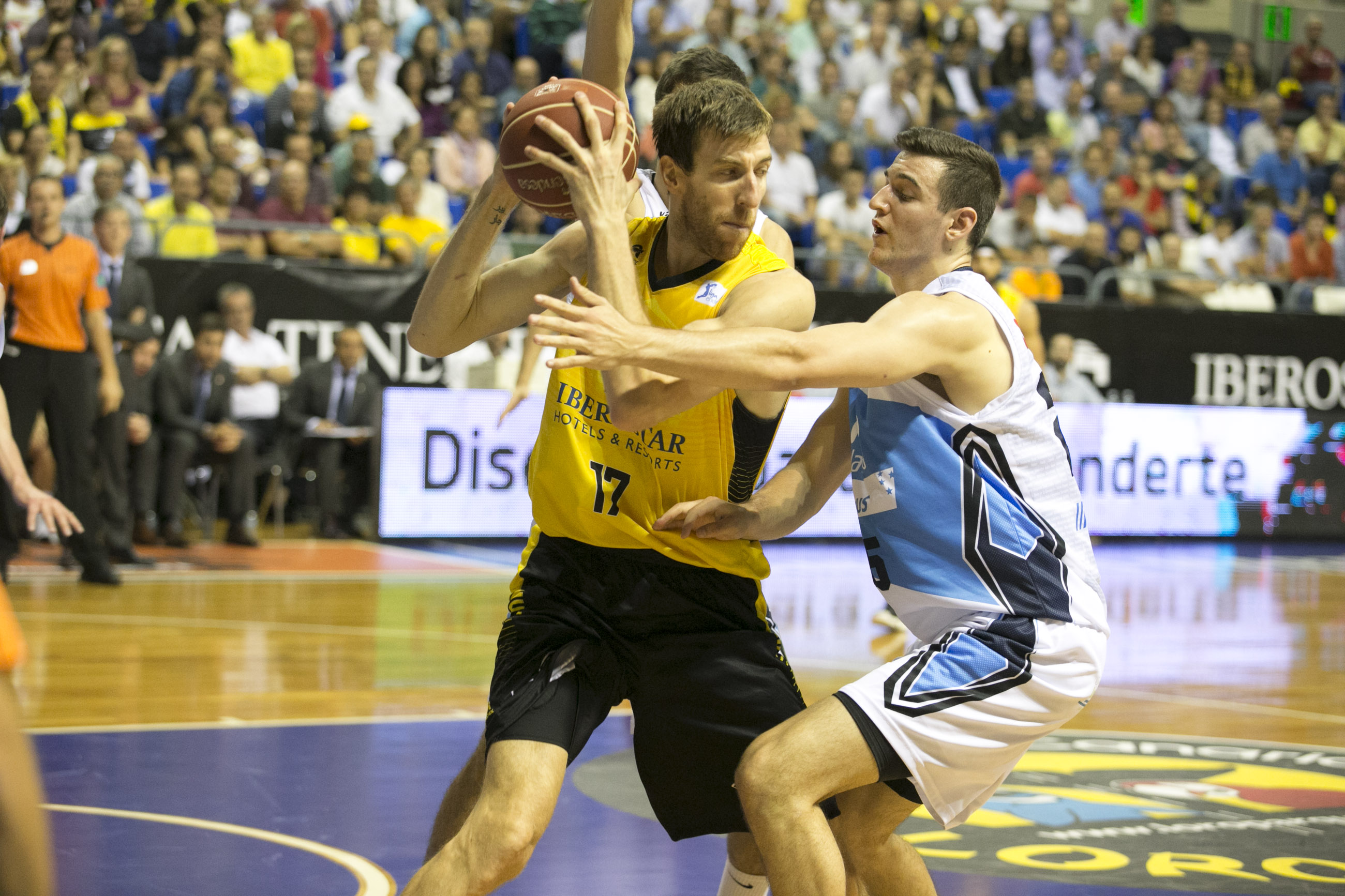 Fran Vázquez con el balón en una imagen del partido de la primera vuelta