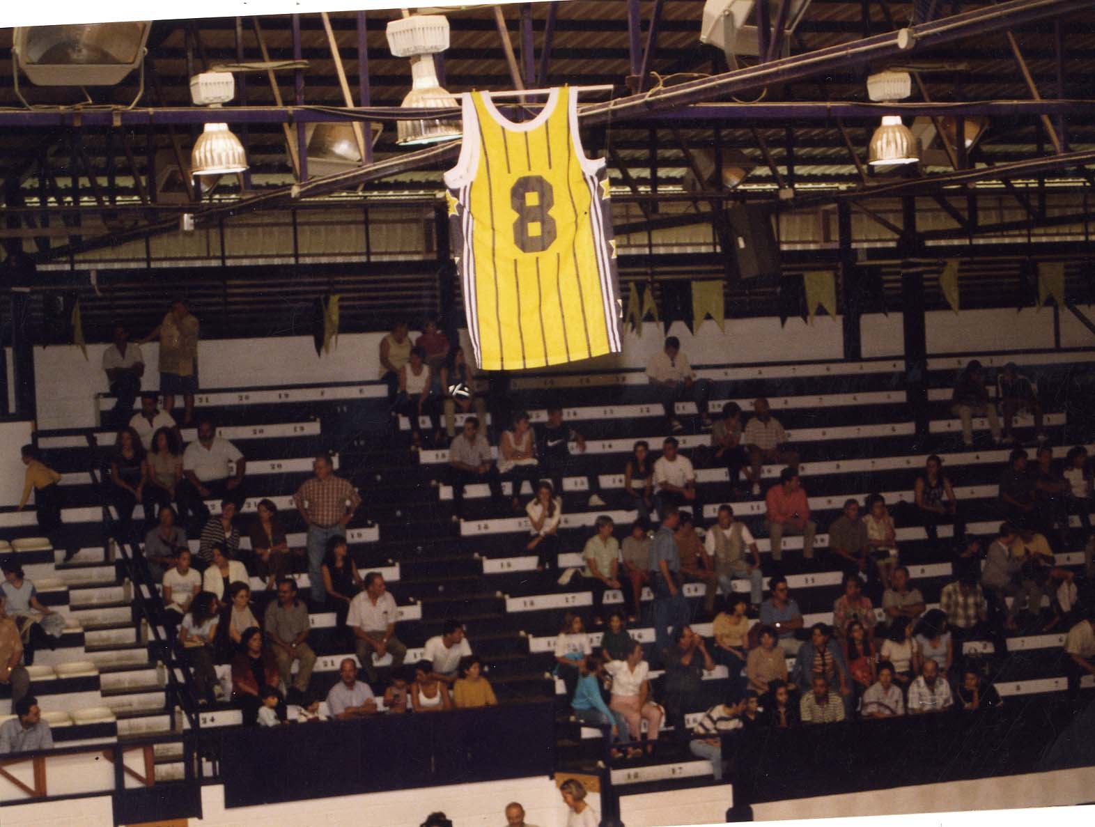 Imagen de la primera camiseta retirada en 1998 por la directiva del Club Baloncesto Canarias / Archivo