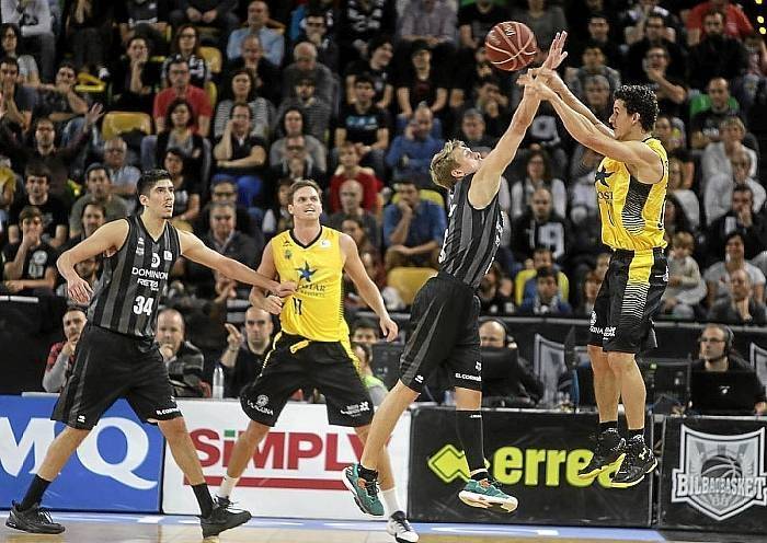 Rodrigo San Miguel intenta anotar ante Tobias Borg en una imagen retrospectiva / ACB Photo