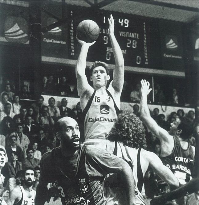 Tom Tolbert lanza a canasta vistiendo la camiseta del Canarias / Cedida