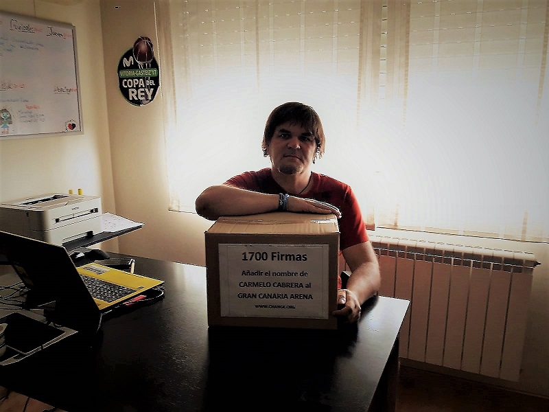 José Luis Hernández posa con las firmas en la redacción de SBC