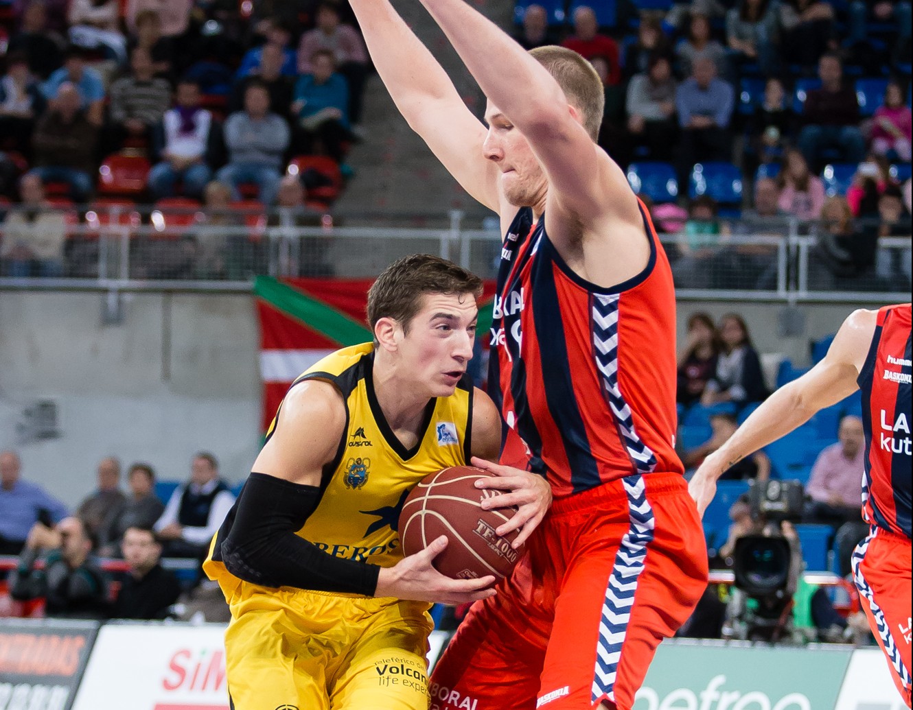 Nico Richotti intenta entrar a canasta en el partido de la temporada pasada