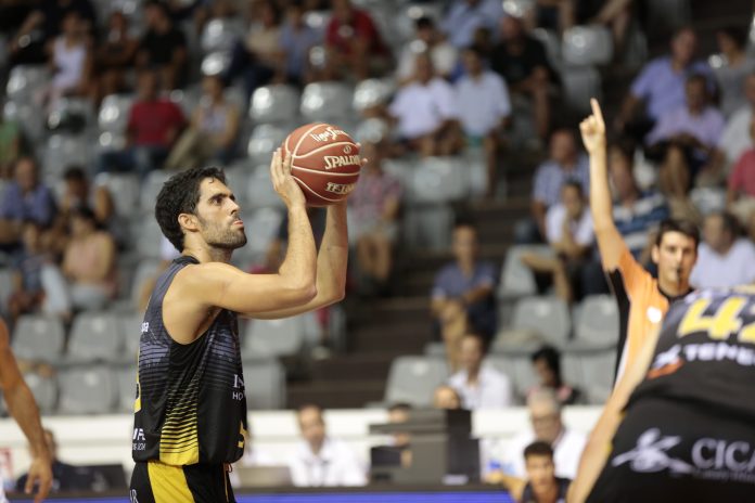 Javi Beirán lanza un tiro libre