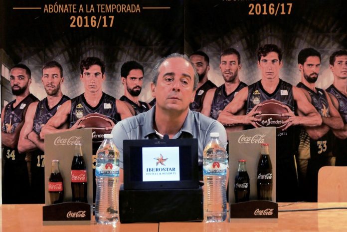 Txus Vidorreta comparece ante los medios en la sala del prensa del Santiago Martín / CB Canarias