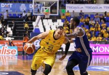 Carl English cogió su fusil