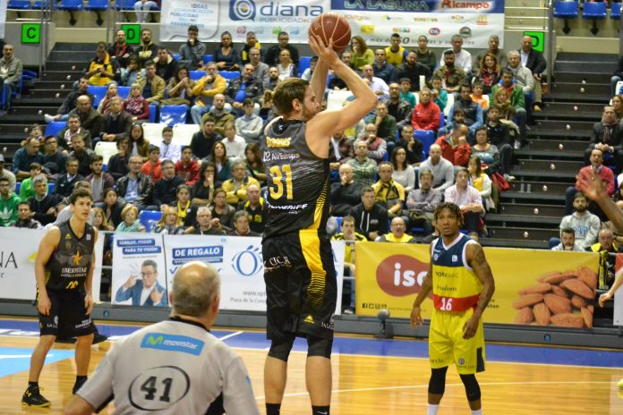 Bogris lanza a canasta ante su ex equipo Andorra / ACB Photo