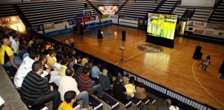 05.05.2010 JUAN RIOS TEJERA AFICIONADOS VIENDO EL PARTIDO DEL CANARIAS FOTO: MIGUEL BARRETO/ACAN
