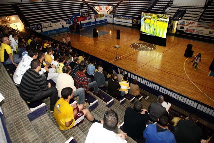 05.05.2010 JUAN RIOS TEJERA AFICIONADOS VIENDO EL PARTIDO DEL CANARIAS FOTO: MIGUEL BARRETO/ACAN
