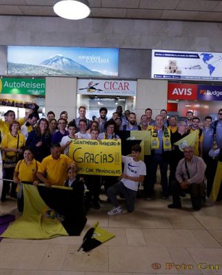 Caluroso recibimiento al CB Canarias a su llegada al Aeropuerto de Los Rodeos