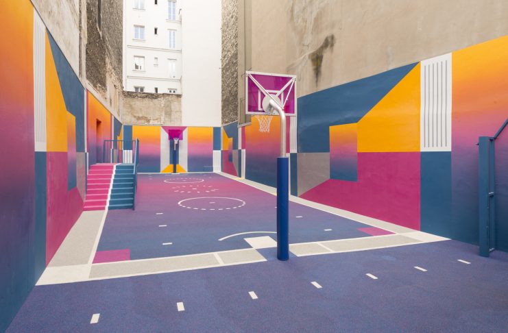La cancha de baloncesto más colorida y fotografiada de París