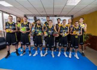 Lluvia de peluches en la gran fiesta del baloncesto canario