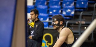 Mike Tobey se entrena con la máscara protectora