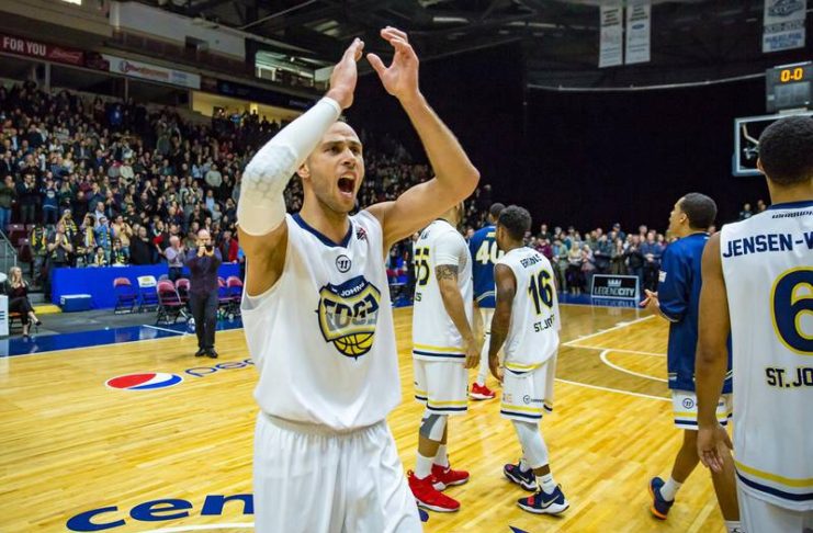 Carl English anota 58 puntos en la Liga de Canadá