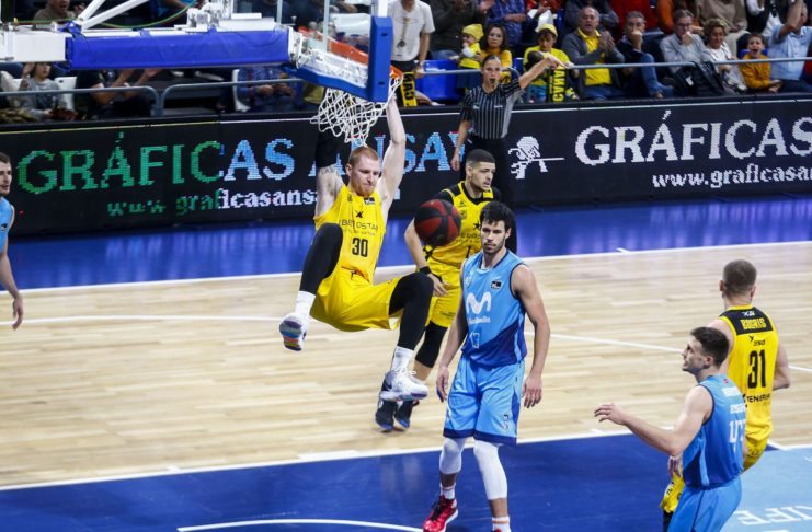 Gran debut de Aaron White