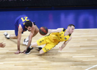 Los árbitros facilitan la victoria al Barça en Tenerife (83-87)