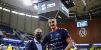 Reconocimiento a Tomasz Gielo en su regreso a Tenerife