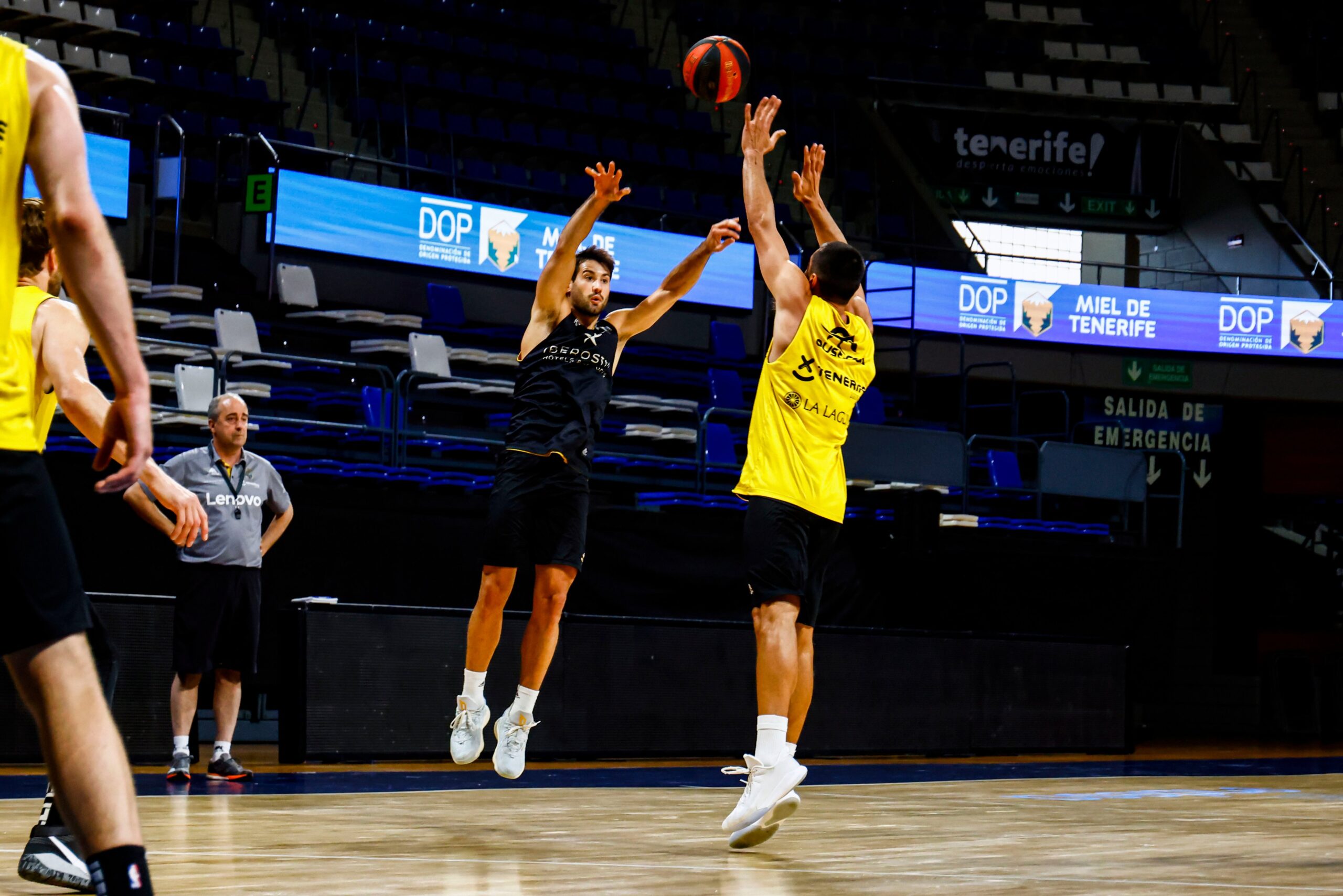 Txus dirige el entrenamiento aurinegro en la mañana de hoy/Fotos: CB Canarias