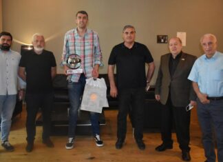 Gio Shermadini recibe una medalla en el Comité Olímpico de Georgia