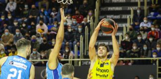 El vestuario rompe en aplausos para ‘Deki’