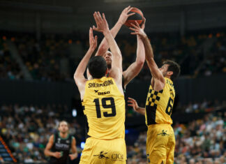 Lenovo Tenerife, con la firme intención de romper la imbatibilidad del Barça en el Palau