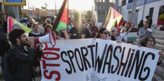 Protesta en el exterior del Santiago Martín contra el Bnei Herzliya