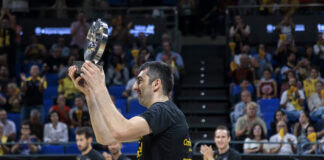 Gio Shermadini recibe el trofeo de MVP de octubre
